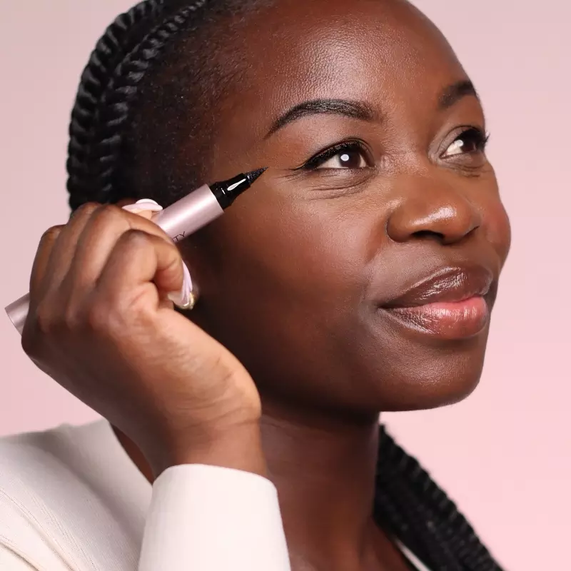 DUFFBEAUTY Master Stamp & Stroke Eyeliner Black - Lite 8 Mm 8 DUFFBEAUTY Master Stamp & Stroke Eyeliner Black - Lite 8 Mm - Billede 6