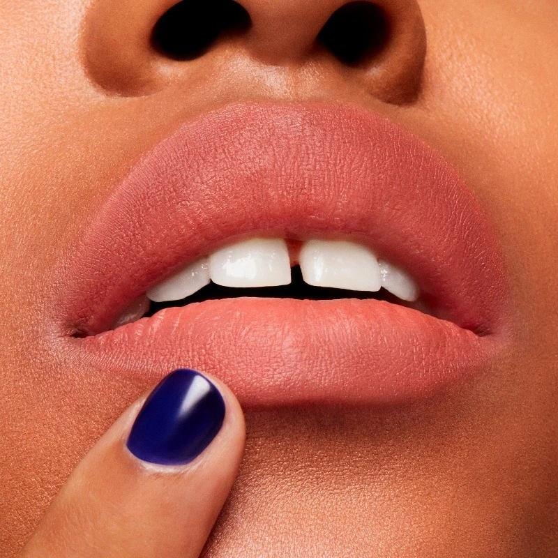 MAC Powder Kiss Velvet Blur Slim Stick 2 Gr. - Gingerella 7 MAC Powder Kiss Velvet Blur Slim Stick 2 Gr. - Gingerella - Billede 5